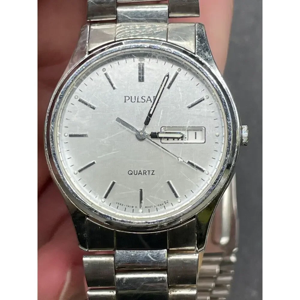 Vtg Pulsar Watch Men 34mm Silver Tone White Dial DayDate Round V533-7A30 33.4MM